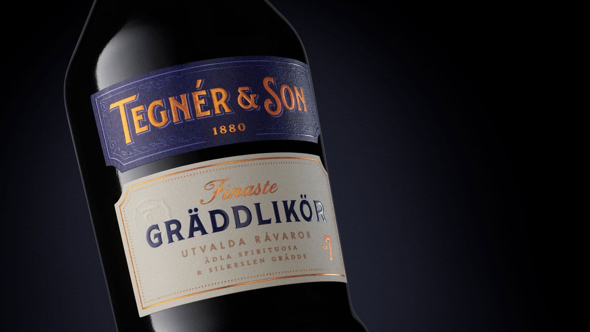Ett glas gräddlikör i en kopp