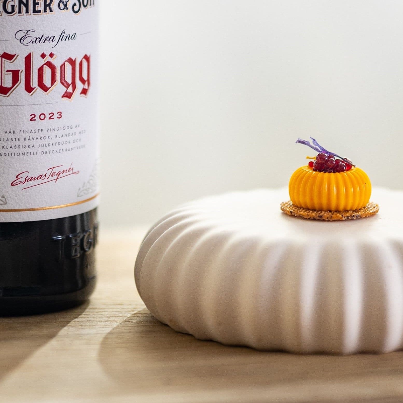 Färdig saffranpannacotta med rapssablé och aronia-pärlor