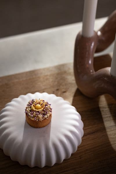 Saffranpannacotta med rapssablé och aronia-pärlor